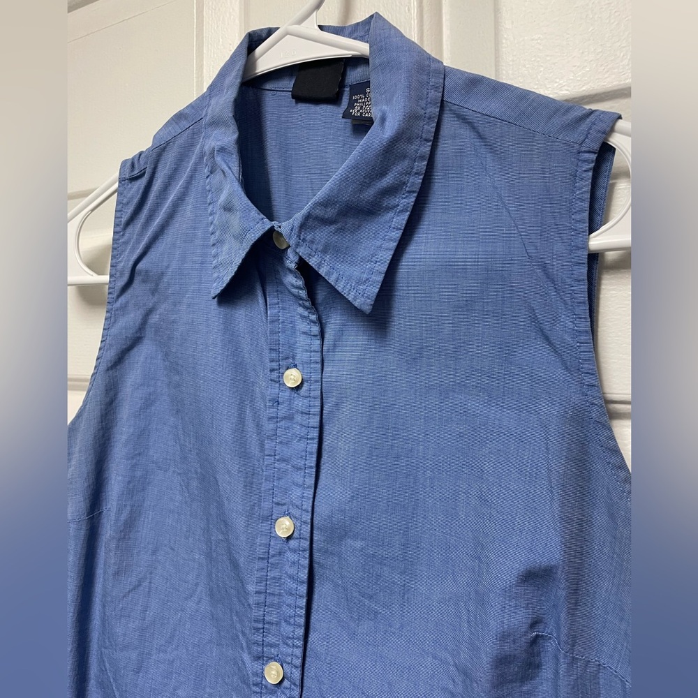 GAP sleeveless button down shirt